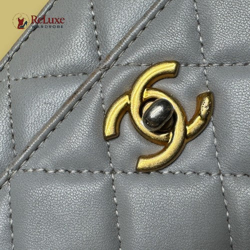 CHANEL Wallet on Chain leather clutch bag